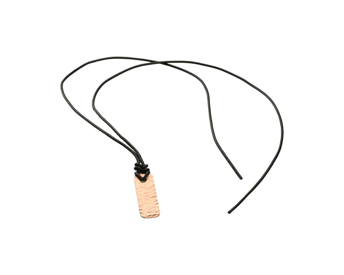 Kupfergetriebener Anhänger mit Lederband